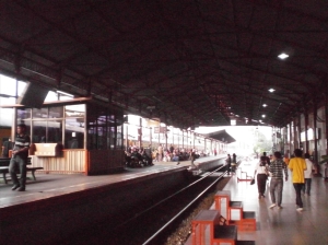 Stasiun Jatinegara menghadap ke arah Timur (Bekasi, Cikampek)