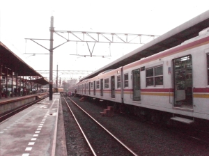 Kereta tiba di Stasiun Jatinegara