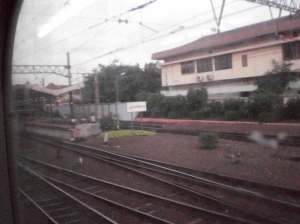 Kereta memasuki Stasiun Jatinegara