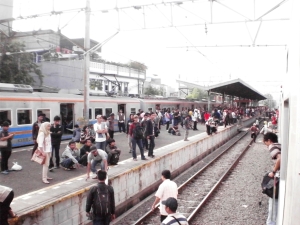 Kerumunan penumpang di Stasiun Duri, terlihat KRL arah Tangerang di sisi kiri
