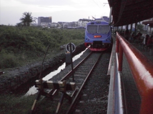 Kereta yang melayani jalur pendek Kampung Bandan - Tanah Abang - Manggarai, terlihat ujung rel dipalang