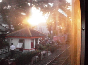 Perlintasan sebidang tepat di Stasiun Kramat. Terlihat matahari senja