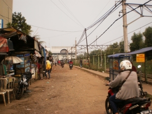 Jalan berbatu menuju Stasiun KA Serpong